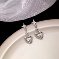 Orecchini a stella in argento con pendente a cuore in zircone rosso su sfondo di tessuto - Metallo Argento/Zirconia Trasparente
