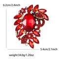 Broche vintage dorado con gema de cristal roja y pedrería, tamaño 6,2 cm por 5,4 cm - Rojo