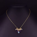Collar de oro con piedras preciosas de colores y perlas en busto de maniquí negro - Collar con Colgante de Cristal Ajustable