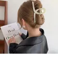Eleganter mattcremefarbener großer Haarklammer-Hai-Clip für dickes Haar am Modell - 13cm / Gebrochenes Weiß