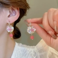 Gros plan détaillé des boucles d'oreilles fleurs en cristal rose avec perles et strass - 18# Perle de Cristal Rosa (WE2593)
