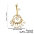 Vue détaillée du piercing de nombril doré avec zircons ronds et cristaux en goutte - Or (E01694-2)
