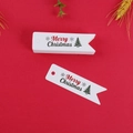 Vista piatta di etichette regalo natalizie bianche con fiocchi su sfondo rosso festivo - Stile Decorativo Scatola Regalo Albero di Natale (LH-335) / 100 Pezzi/Confezione
