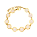 Dettaglio bracciale dorato con perle di pietre rosa e chiusura a moschettone regolabile - Pietra preziosa bianca / Bianco