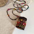 Detailansicht der böhmischen Mini-Zylindertasche mit bunten ethnischen Perlenmustern - Zylindrischer Bunter Perlenstil