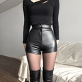 Detailansicht der schwarzen High-Waist Leder-Shorts mit Fokus auf Textur und Nähten - S / Schwarz