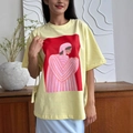 Ανοιχτό κίτρινο oversized βαμβακερό t-shirt με εικονογράφηση χαρακτήρων σε κόκκινο και ροζ - S / Ανοιχτό κίτρινο