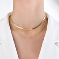 Collar de doble capa chapado en oro de 18k lucido con una chaqueta blanca de mujer - Cadena de Serpiente + Cadena de Cuerda / Dorado 36cm, 40+10cm