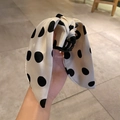 Dettaglio di una pinza per capelli nera con fiocco in tessuto a pois color crema e nero - Molletta con Fiocco a Pois / Bianco