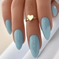 Nahaufnahme eines minimalistischen goldenen Herzrings mit hellblauen mandelförmigen Nägeln - Hellblau (AW285)