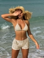 Détail d'un bikini en dentelle crochetée blanche avec short à nouer pour look de plage - S / Blanc Cassé