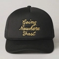 Klassieke zwarte trucker pet met goud borduursel en ademende mesh achterkant design - Eén maat / Zwart