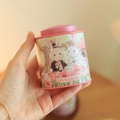 Mini caja de hojalata de conejo rosa con ilustración de boda sostenida en la mano - Exterior Rosa