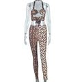 Detail eines Leoparden-Zweiteilers mit Neckholder-Crop-Top und asymmetrischer enger Hose - Leopardenmuster / S