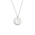 Gros plan du pendentif en acier inoxydable argenté avec le détail de la lettre R évidée - Lettre R (Couleur Acier)