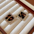 Macro di orecchini quadrati leopardati con doppia fila di cristalli brillanti e bordo oro - 11# Orecchini a bottone a rombo con zircone e stampa leopardata perno in argento
