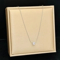 Dettaglio della collana in acciaio al titanio con ciondolo a diamante a griffe - Zirconia a Sei Griffe / Color Acciaio