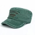 Dettaglio del berretto militare verde lavato con ricamo vintage e occhielli in cotone - Verde Militare