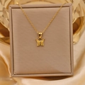 Detail van de 18K vergulde vlinderhanger met een grote gele zirkonia-steen op zijden stof - Goud + Geel
