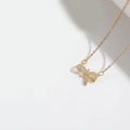 Elegante goldene Schleifen-Halskette mit funkelnden Zirkonia-Steinen an einer feinen Kette - Voll Zirkonia Geknotete Schleife (XL3292-3)