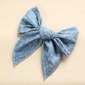Detailansicht der blauen Blumen-Haarspange mit weißem Muster auf Baumwoll-Denimstoff - Denim Blume
