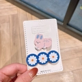 Detalle de lindas horquillas con conejo rosa y margaritas azules sobre una tarjeta - Conejito Rosa & Margarita Azul