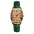 Dettaglio ravvicinato di un orologio dorato tonneau con cinturino in pelle verde - Motivo Bambù Verde