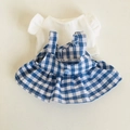 Blau-weiß kariertes Puppenkleidungsset für 17cm Plüschfiguren und kleine Puppenanhänger - Geeignet für 17cm Anhänger / Weißes Hemd + Blau Karo-V-Ausschnitt-Kleid