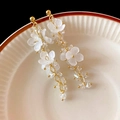Détail de boucles d'oreilles fleur mate blanche avec chaîne dorée et perles de cristal clairs - Boucles d'oreilles pampilles fleur givrée chaîne dorée