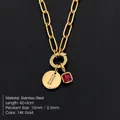 Collana in acciaio inossidabile con ciondolo lettera I e gemma rossa, finitura oro - Lettera I / Oro