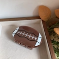 Pince à cheveux marron en forme de football américain dans un écrin à bijoux beige - Pince à griffes de rugby / Marron