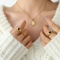Collana con ciondolo a cameo ovale dorato e quattro anelli con cuori neri decorati - Oro