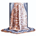 Böhmisches Seidensatin-Quadrat-Halstuch mit Paisley-Muster in Bronze und Blau - Khaki