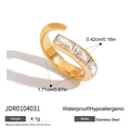 Bague ajustable en acier inoxydable doré avec trois zircons rectangulaires clairs - Bague Bypass avec Triple Zircone Rectangulaire (JDR0104031)