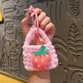 Custodia rosa fatta a mano all'uncinetto con ciondolo fragola e manico in perline per borsa - Design Fragola (Rosa)