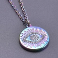 Dettaglio macro del ciondolo a forma di occhio con finitura arcobaleno e strass bianchi - Collana Color Arcobaleno