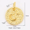 Colgante dorado de sol y luna para joyería con medidas precisas sobre fondo blanco - Luna y Estrella