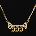 Collier doré chiffre ange 555 avec pendentif ailes de papillon et maille cubaine - 555 / Or