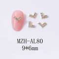 Macro-opname van V-vormige goudkleurige nagelbedeltjes met witte strassteentjes erop - Gouden V-vorm Strass Stijl (AL80)