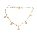 Détail du collier à maillons trombone dorés avec cinq pendentifs étoiles en zircon - 1E Pendentif Étoile