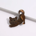 Detalle de un broche de gato en acrílico carey marrón sobre un soporte blanco puro - 6,5 cm x 5,0 cm / Marrón