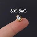Pendiente de circonita en forma de pera con baño de oro mostrado en la yema del dedo - Oro 309-5#