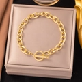 Minimalistische goldene Gliederkette mit OT-Verschluss auf beiger Lederoberfläche - Armband mit OT-Gliederkette (E2164) / Gold