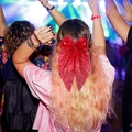 Gros plan sur la barrette nœud à paillettes rouges portée lors d'une fête festive - Rouge de Noël