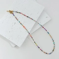 Bunte Glasperlenkette mit goldenem Karabinerverschluss im lebhaften Boho-Stil - Perlenkurze Halskette / Bunt