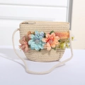 Detail der handgewebten Stroh-Umhängetasche mit bunter Stoffblume und Reißverschluss - Beige mit Blau-Orange Bouquet