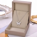 Collier élégant pendentif papillon en argent avec zircone dans son écrin de bijoux - Argenté