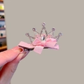 Pince à cheveux couronne argentée avec nœud rose et grand strass en forme de poire - Trois Gouttes d'Eau Style 2