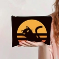 Trousse à maquillage vintage en toile avec chat noir et lune jaune tenue à la main - Silhouette de Chat Noir au Coucher du Soleil (jiaying0022)