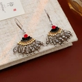 Dettaglio di orecchini boho con nappe, strass rossi e perline di cristallo grigio - Gancio per l'orecchio-Grigio Argento(HE22345)